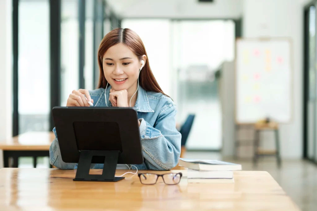 Une jeune femme voulant suivre une formation pro pour devenir sophrologue